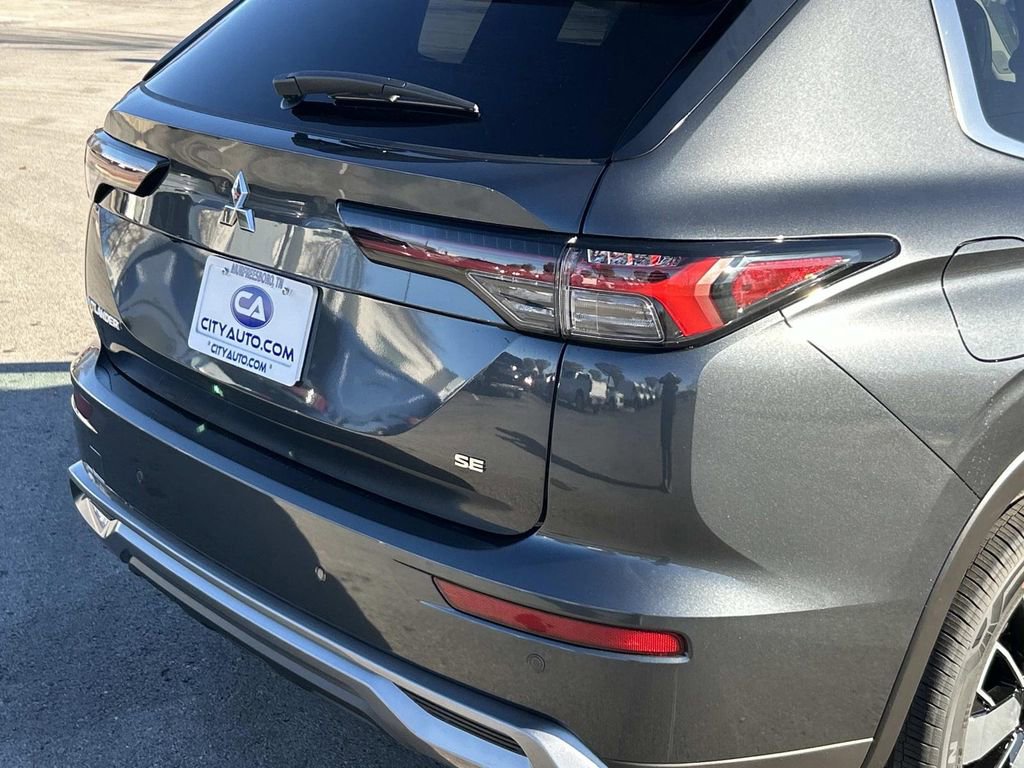 New 2025 Mitsubishi Outlander SE image 10
