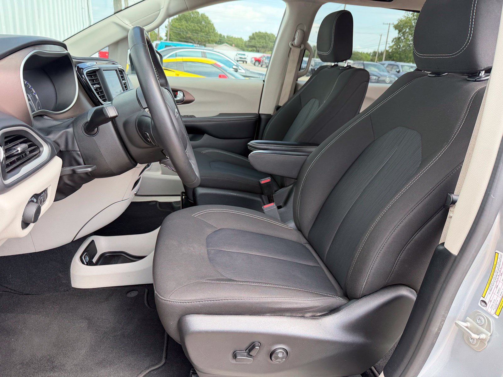 Used 2023 Chrysler Voyager LX FWD image 20