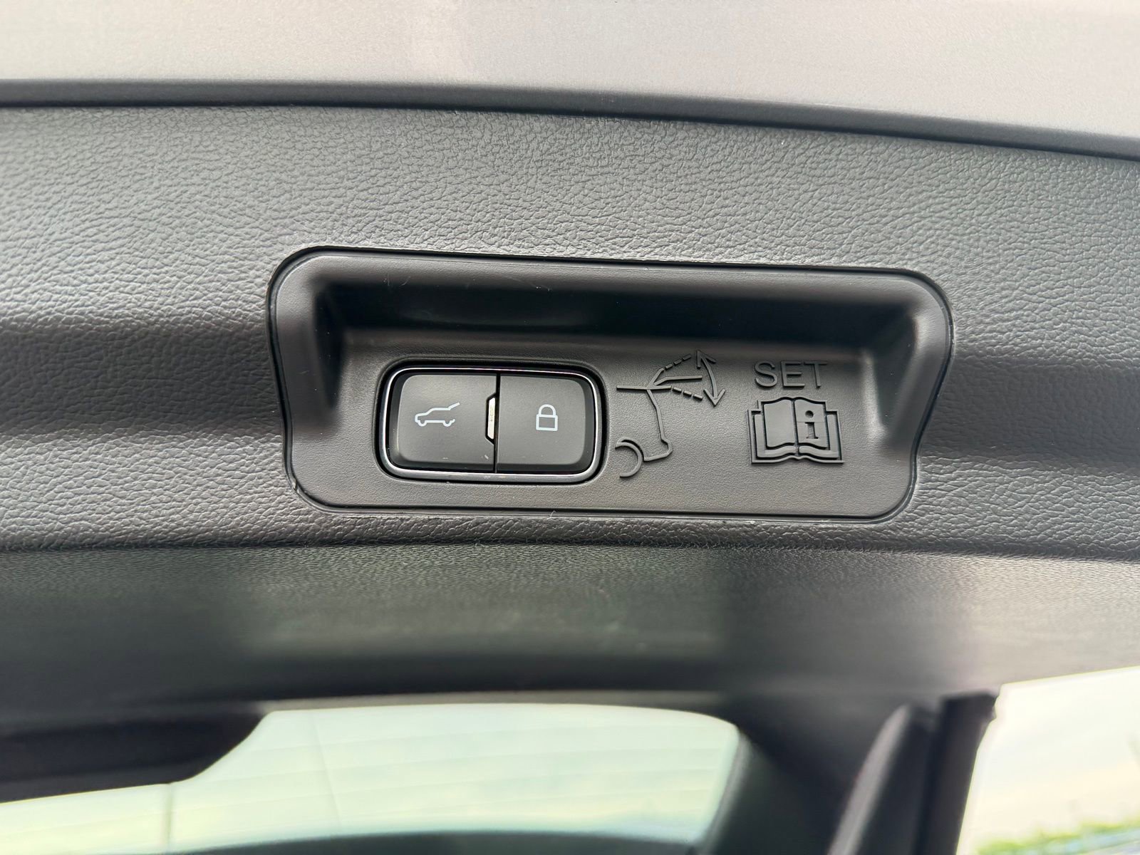 Used 2020 Ford Explorer XLT RWD image 13