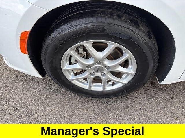 Used 2023 Chrysler Pacifica Touring-L FWD image 43