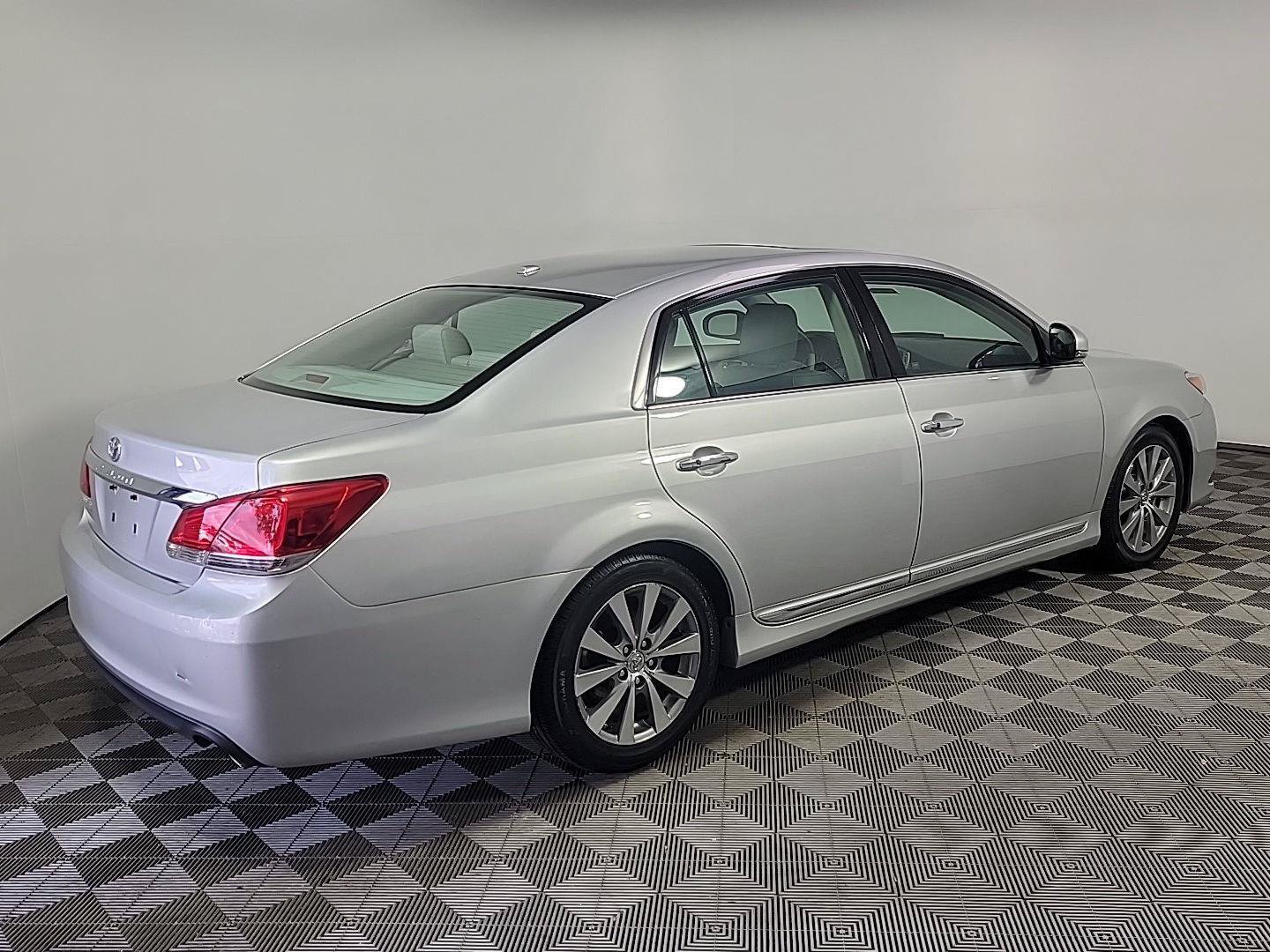 Used 2011 Toyota Avalon Limited FWD image 4