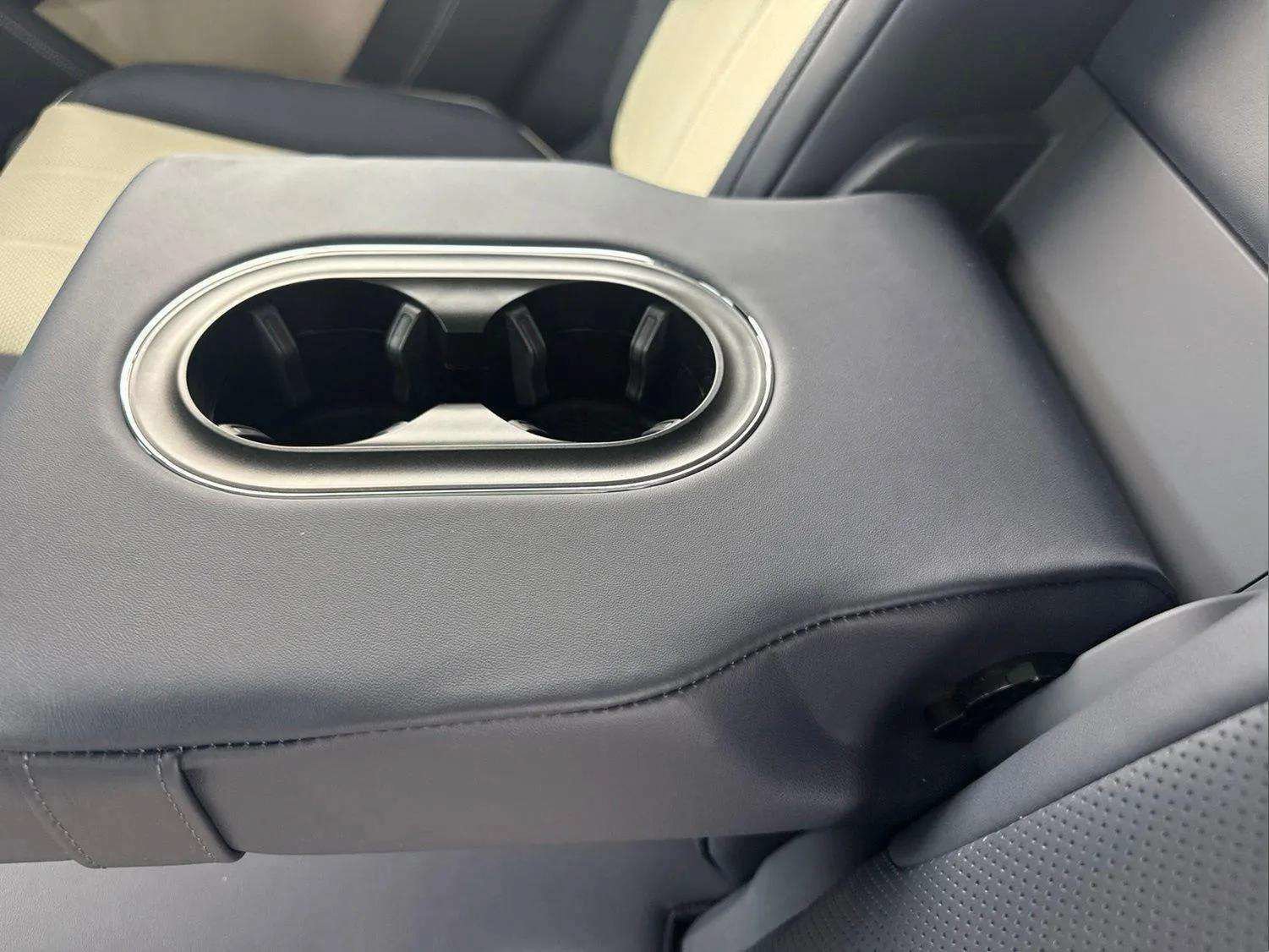 Certified 2025 Bentley Bentayga AWD/4WD image 25