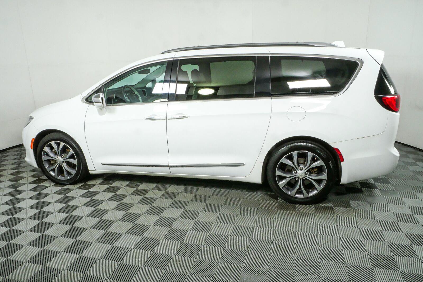 Used 2017 Chrysler Pacifica Limited FWD image 30