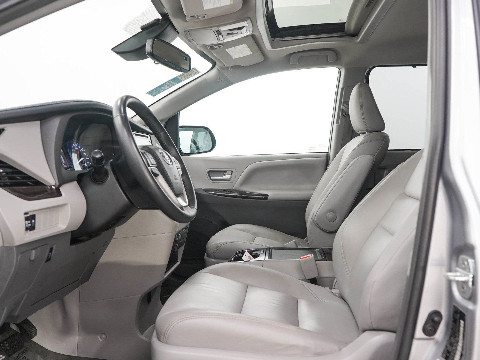 Used 2018 Toyota Sienna XLE FWD image 22