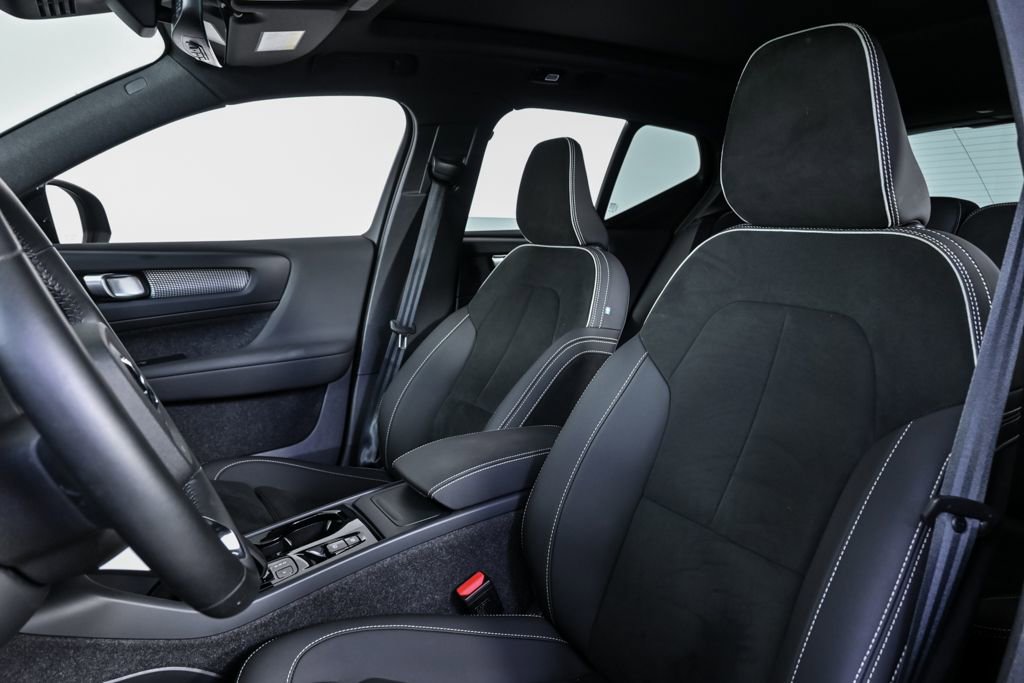 Certified 2025 Volvo XC40 B5 Plus image 7