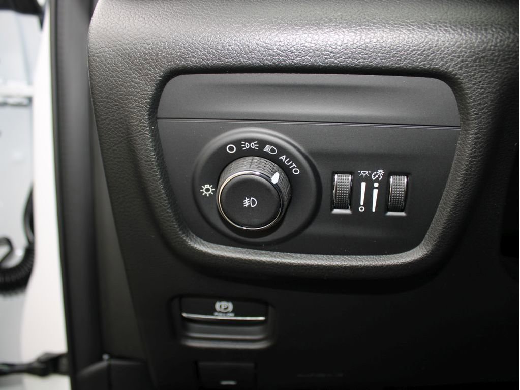 New 2025 Jeep Grand Cherokee Limited w/ Luxury Tech Group II image 12