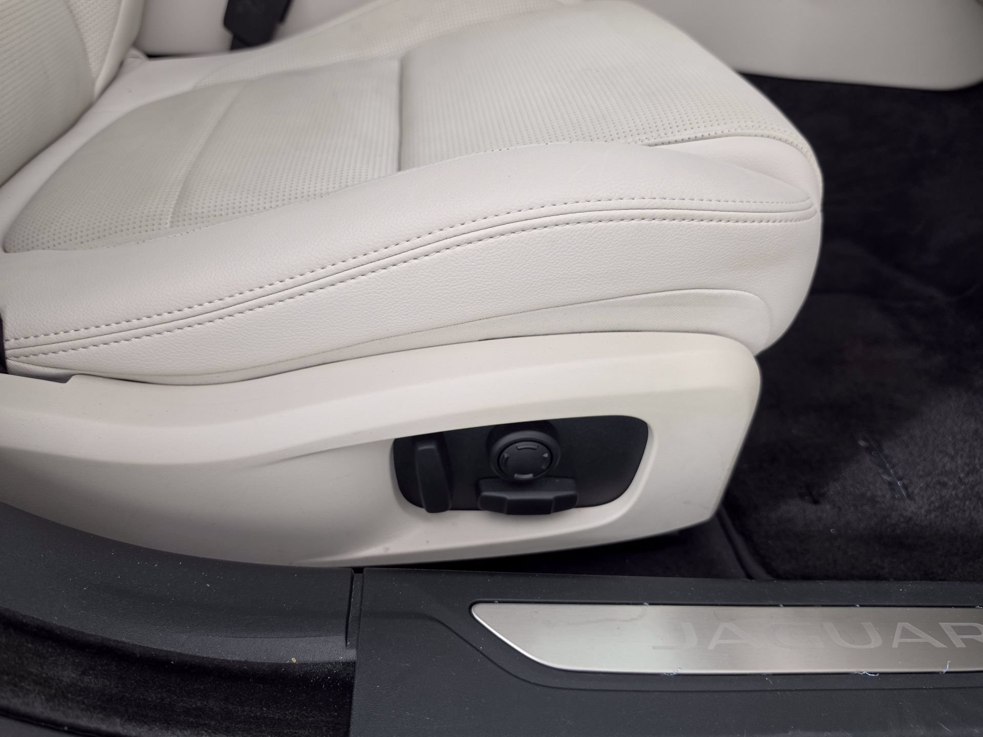 Used 2024 Jaguar XF R-Dynamic SE AWD/4WD image 48