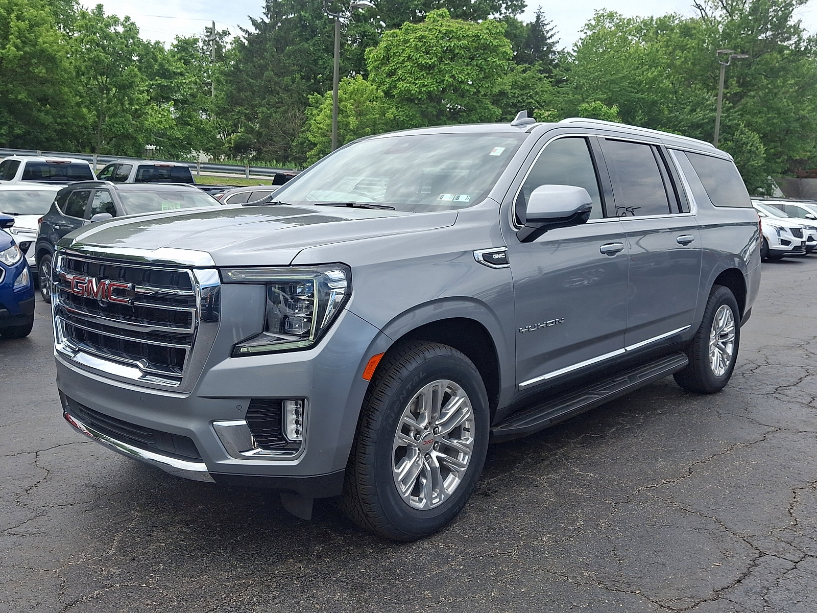 Used 2024 GMC Yukon XL SLT w/ SLT Luxury Package AWD/4WD image 3