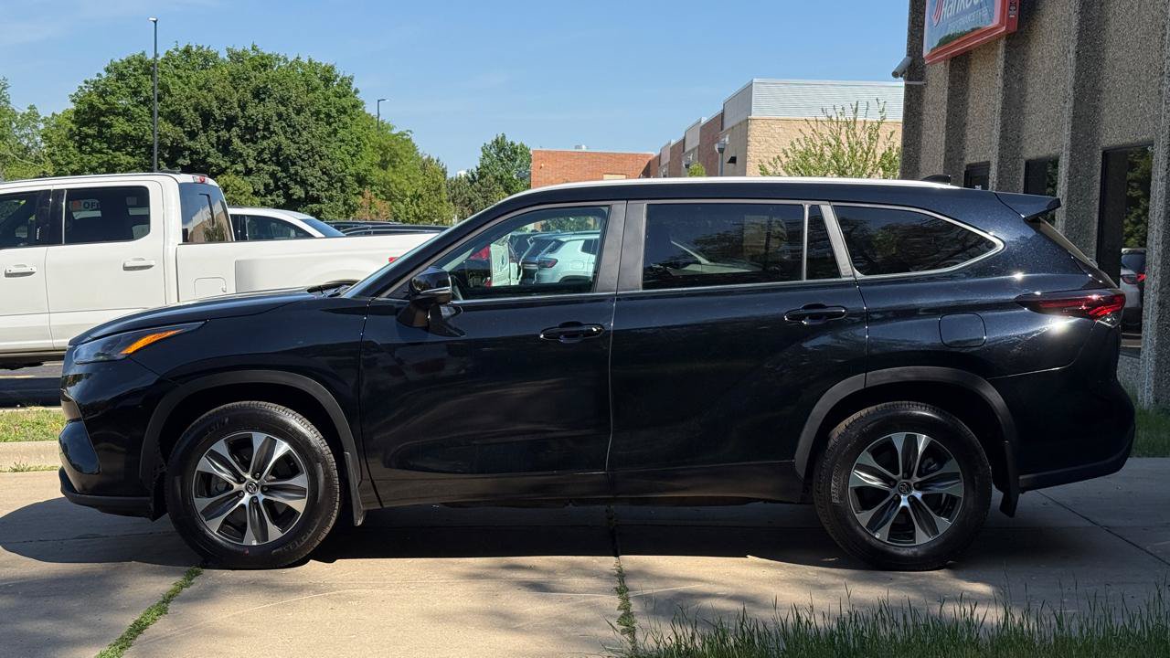 Used 2026 Toyota Highlander XLE AWD/4WD image 4