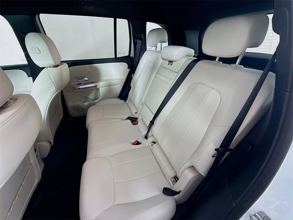Used 2025 Mercedes-Benz GLB 250 4MATIC image 23