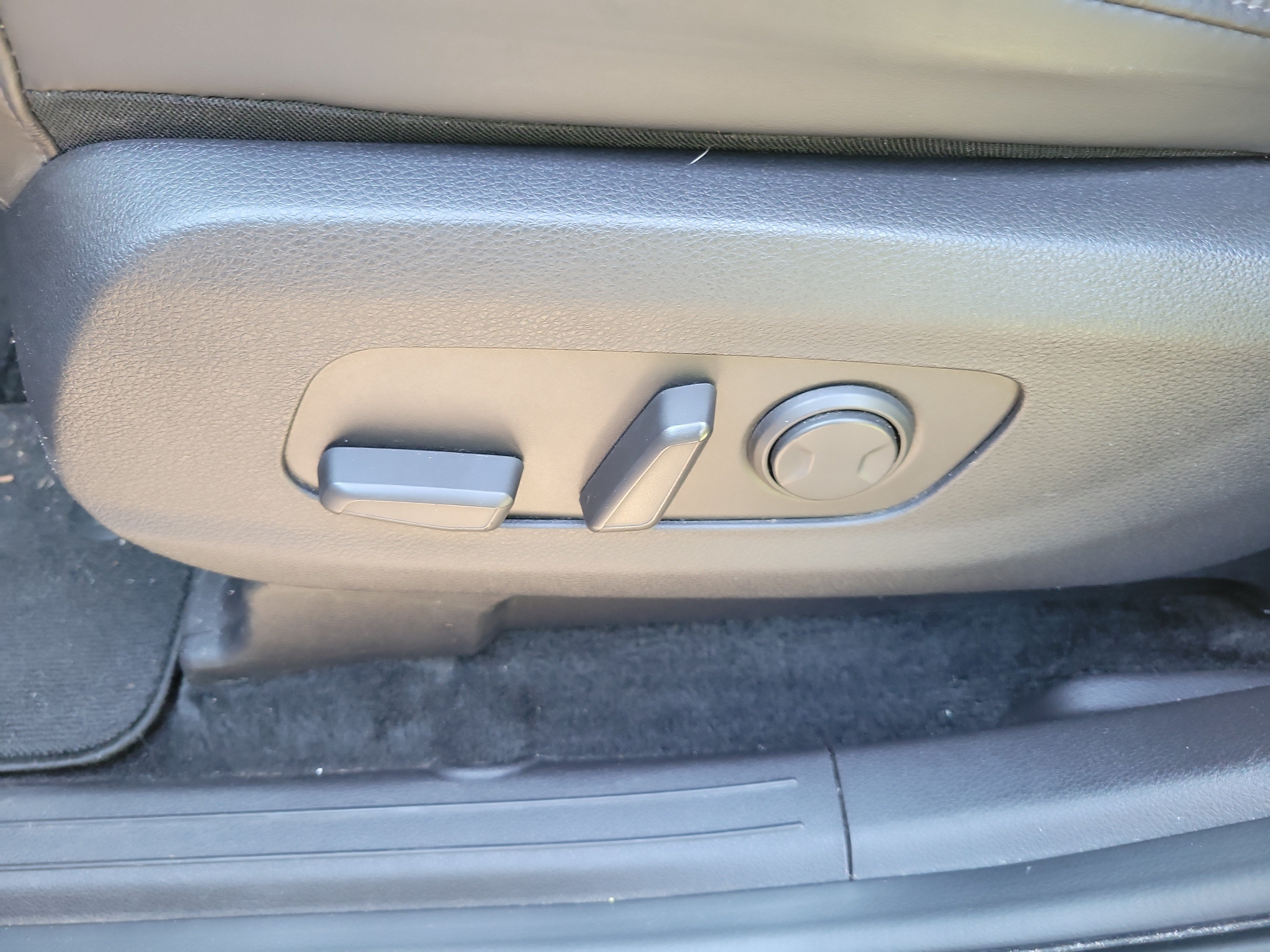 Used 2022 Kia Carnival EX FWD image 23