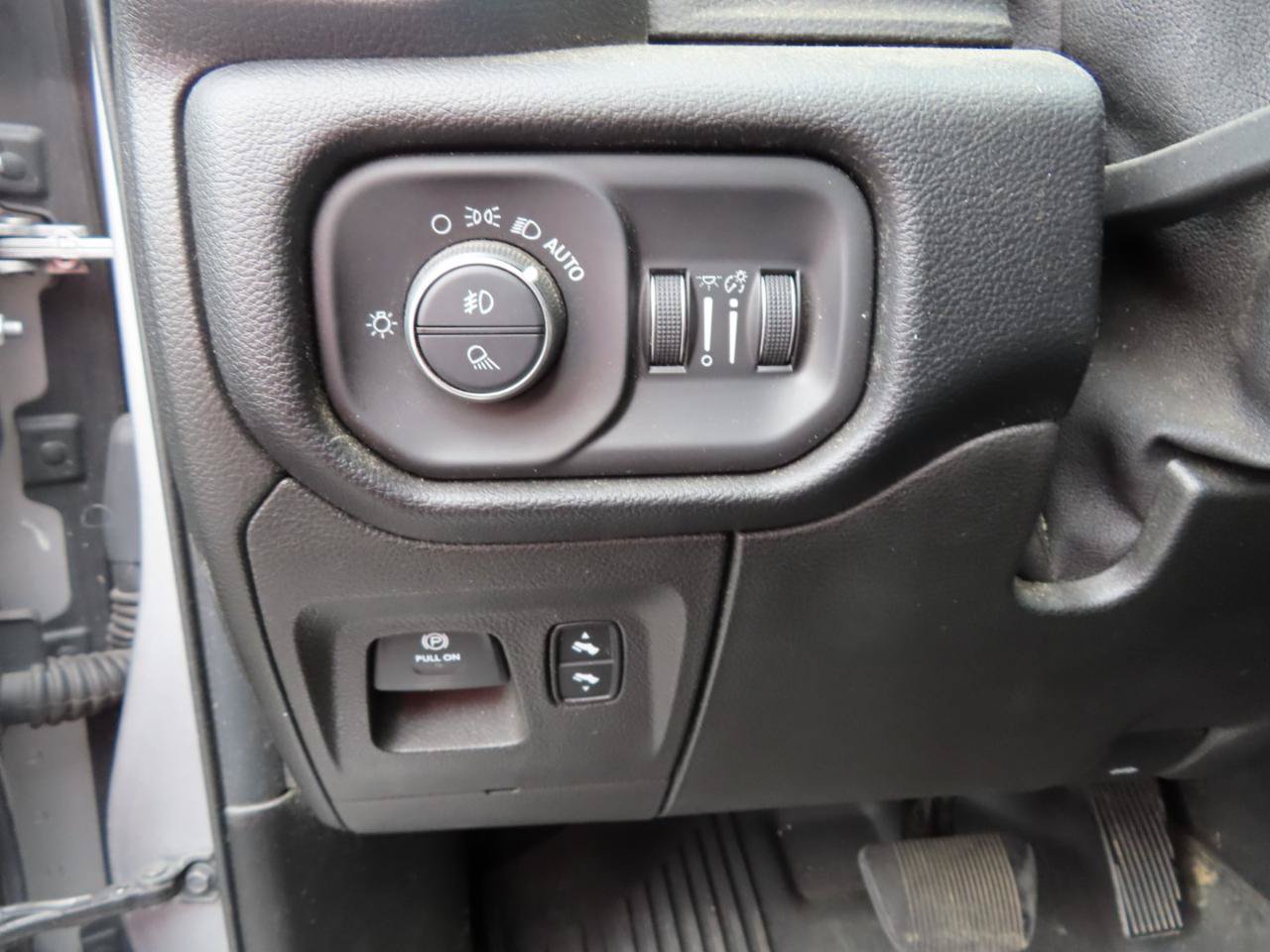 Used 2019 RAM 1500 Laramie AWD/4WD image 23