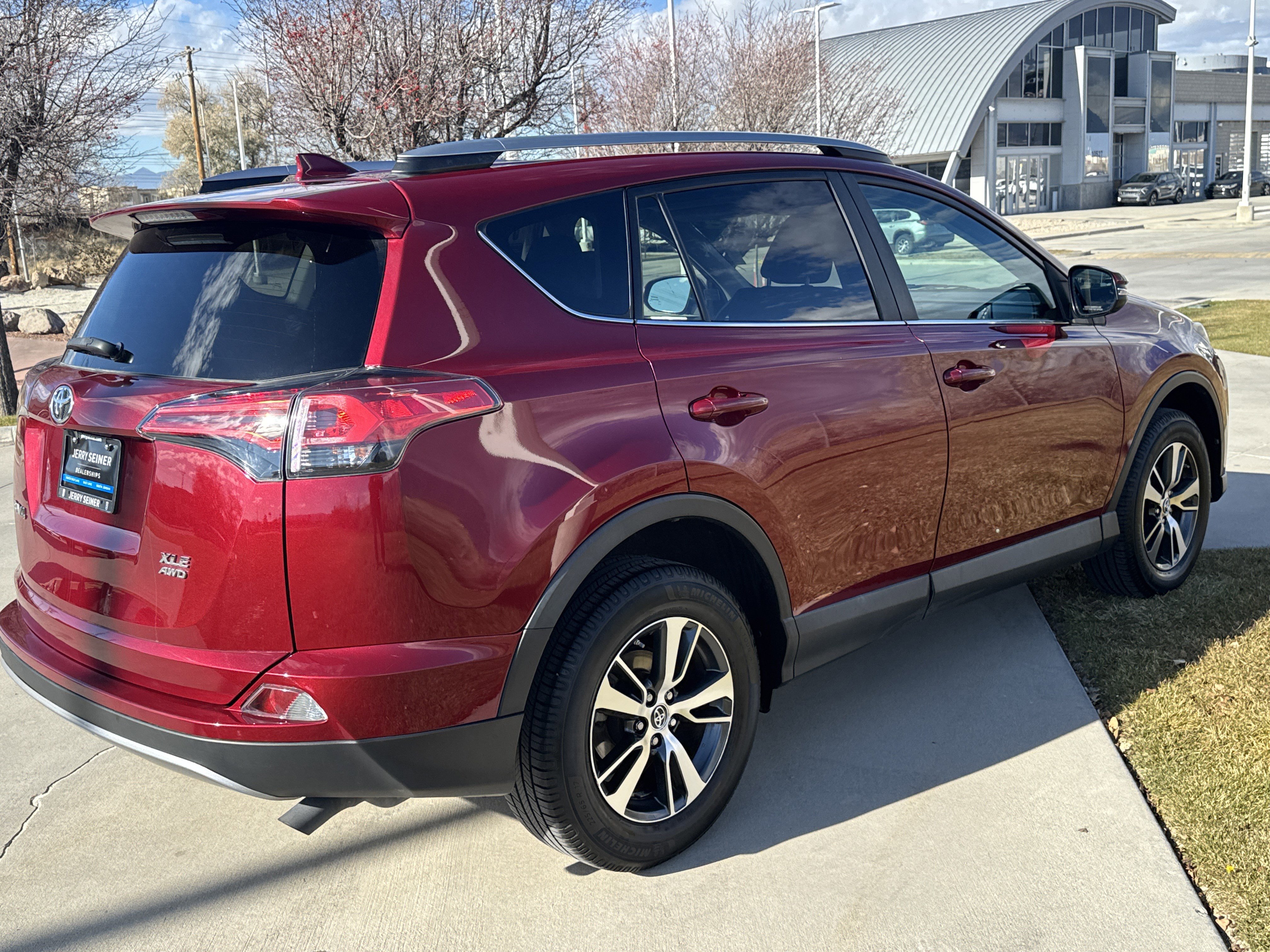 Used 2018 Toyota RAV4 XLE image 5
