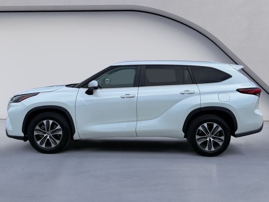 Used 2023 Toyota Highlander XLE FWD image 2