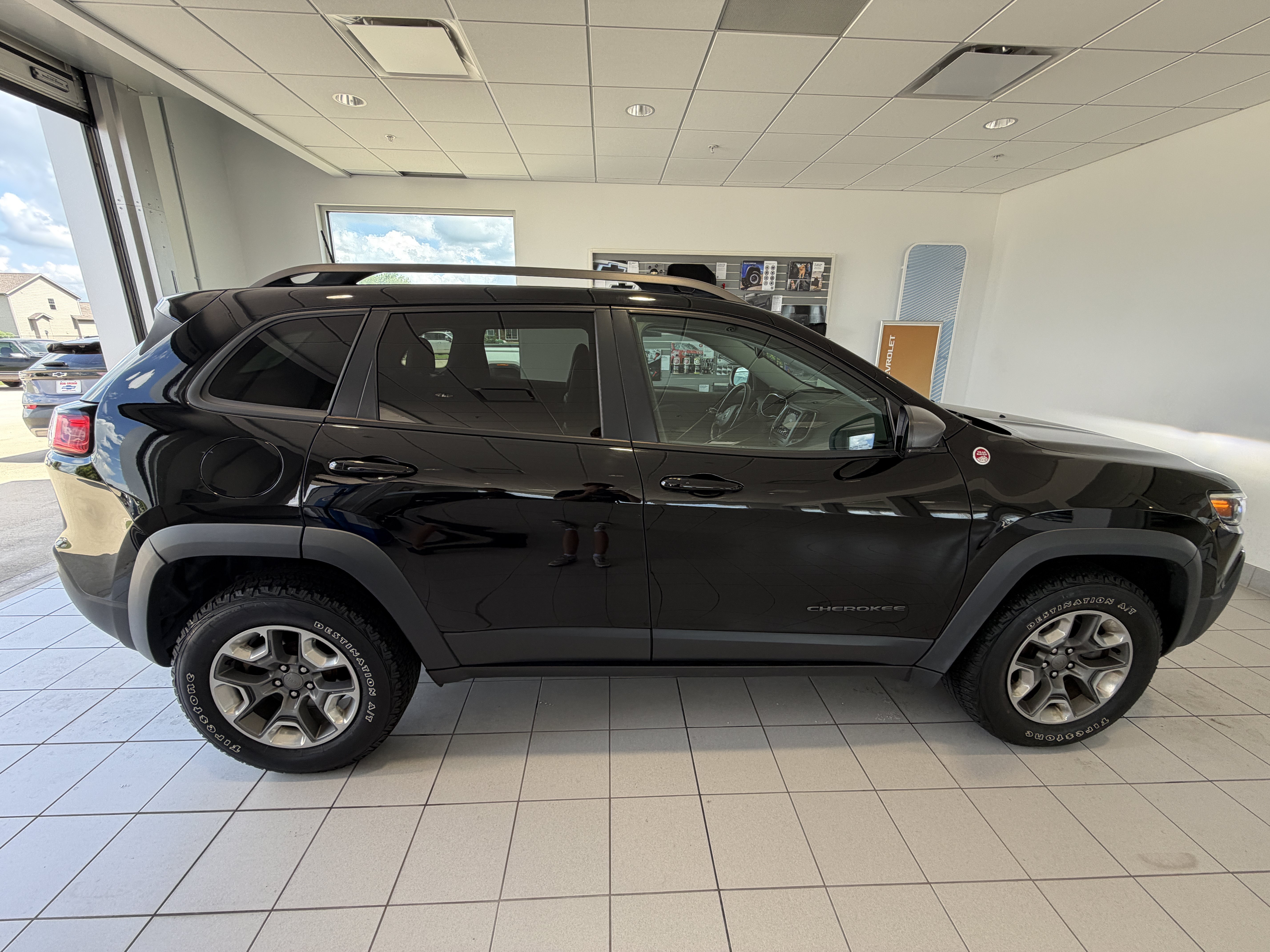 Used 2020 Jeep Cherokee Trailhawk w/ Cold Weather Group AWD/4WD image 6