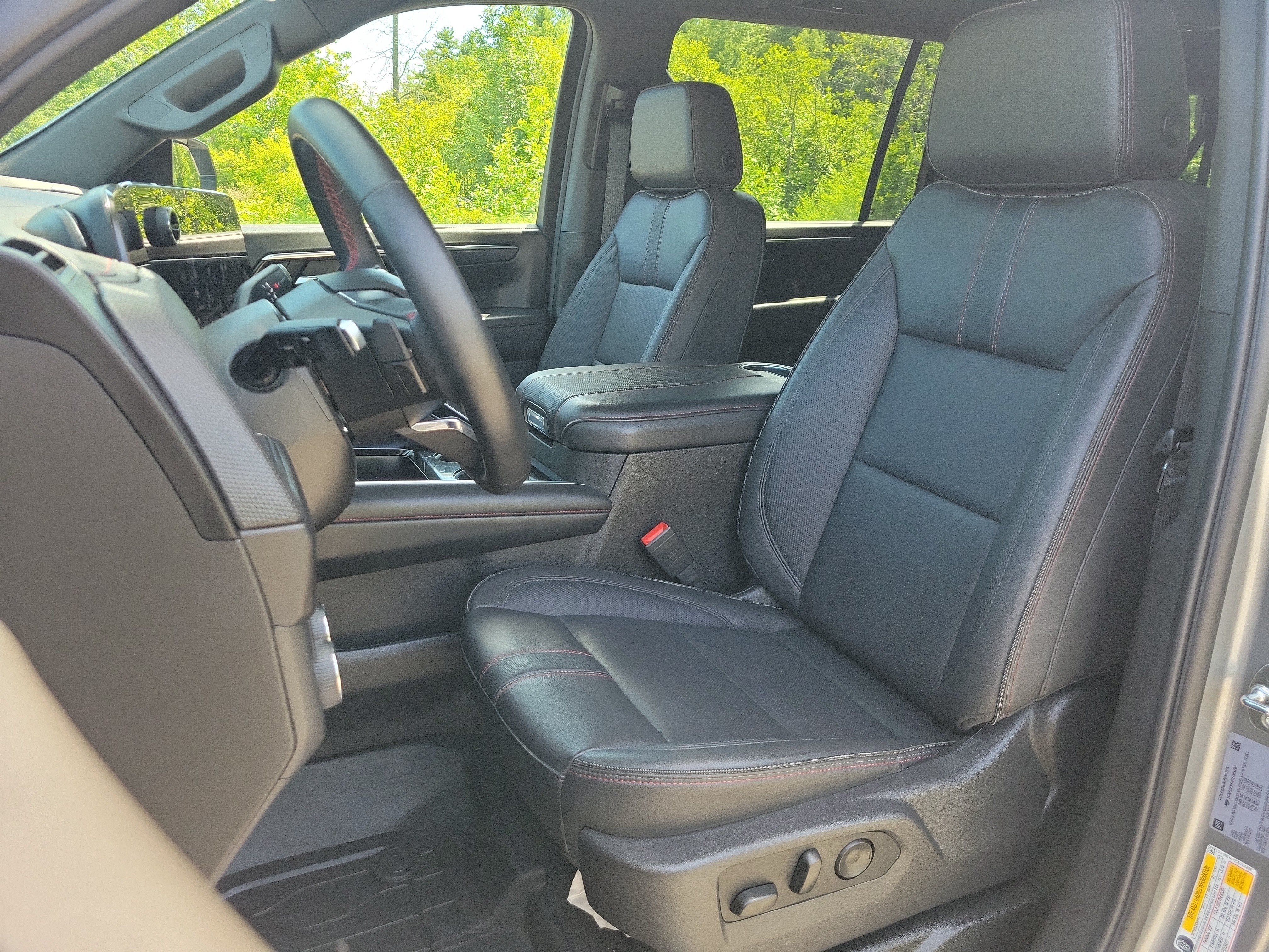 Used 2025 Chevrolet Suburban RST w/ Comfort Package AWD/4WD image 14