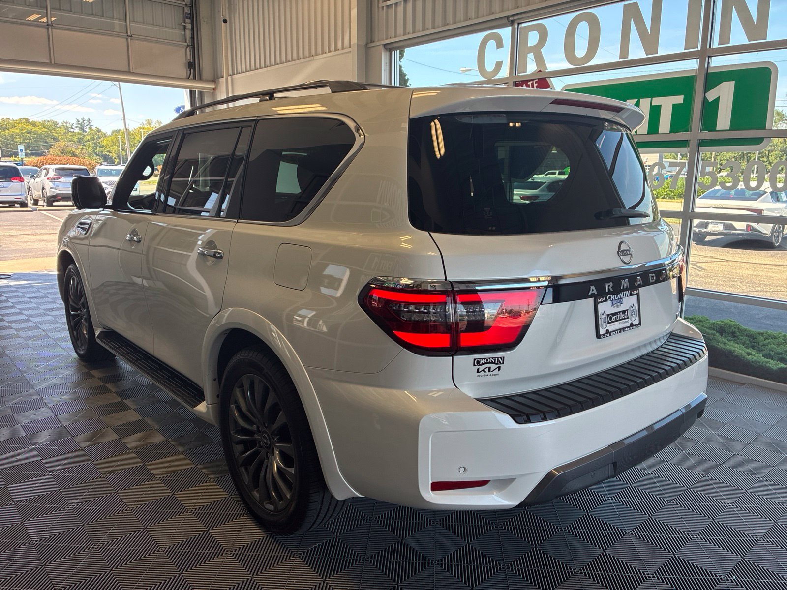 Used 2023 Nissan Armada Platinum w/ Captain's Chairs Package AWD/4WD image 4