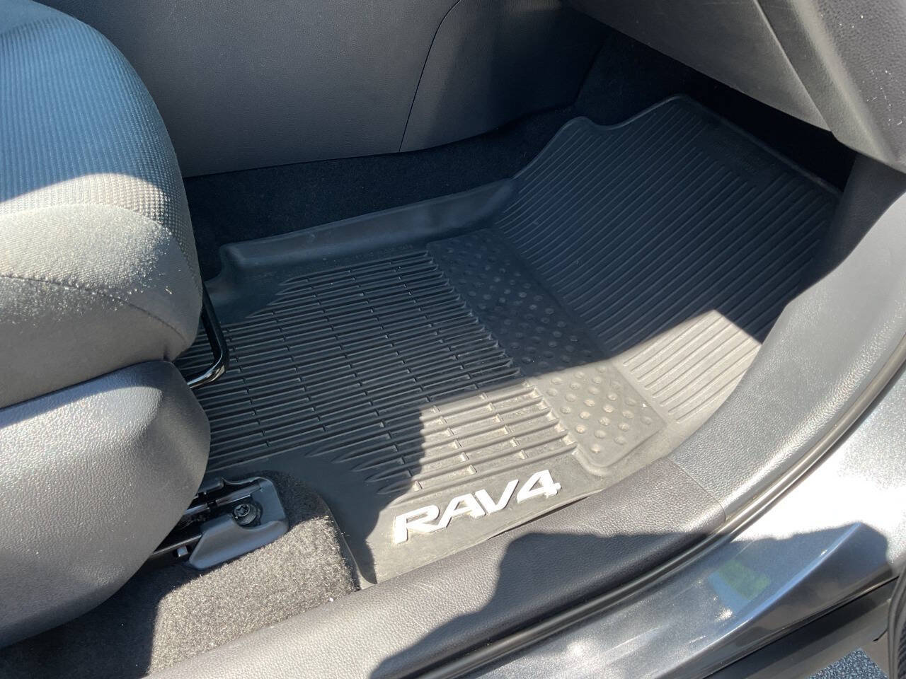 Used 2019 Toyota RAV4 LE w/ All Weather Liner Package AWD/4WD image 41