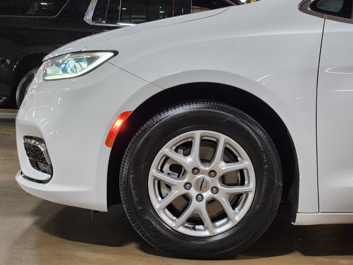 Used 2023 Chrysler Pacifica Touring-L FWD image 5