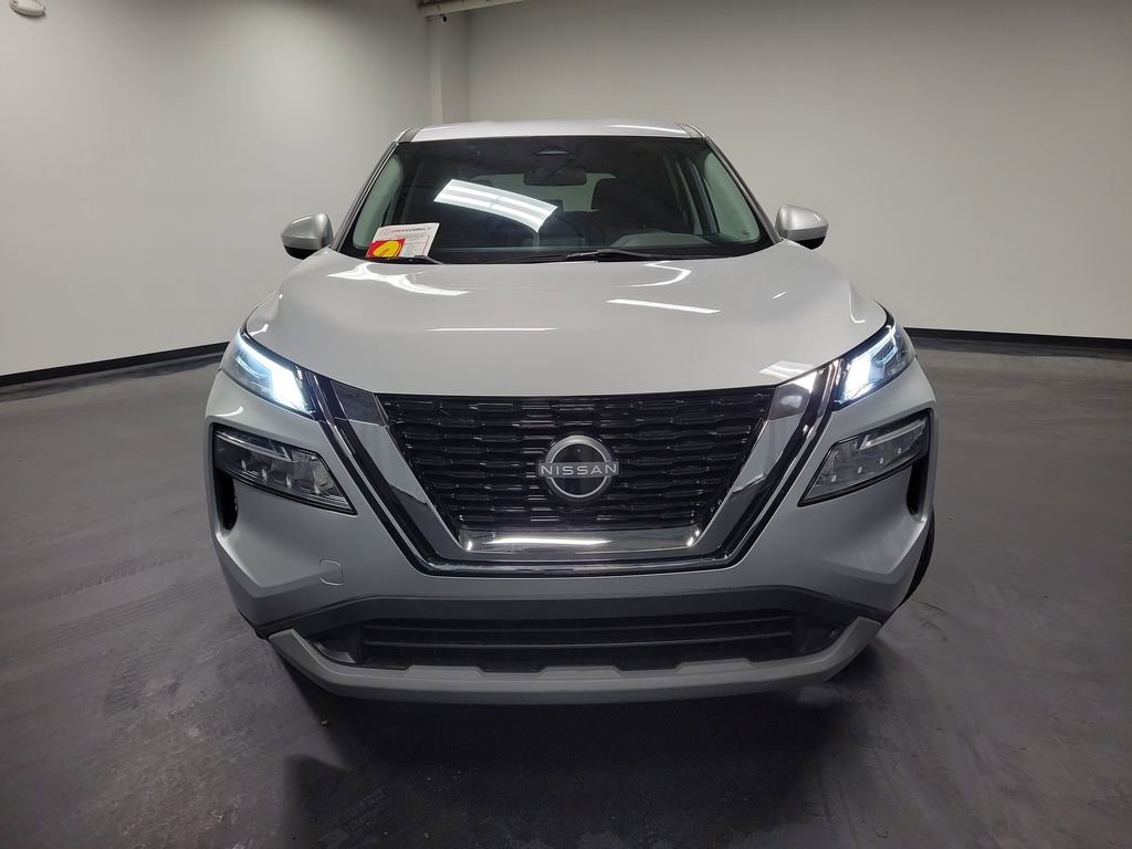 Used 2023 Nissan Rogue SV image 3