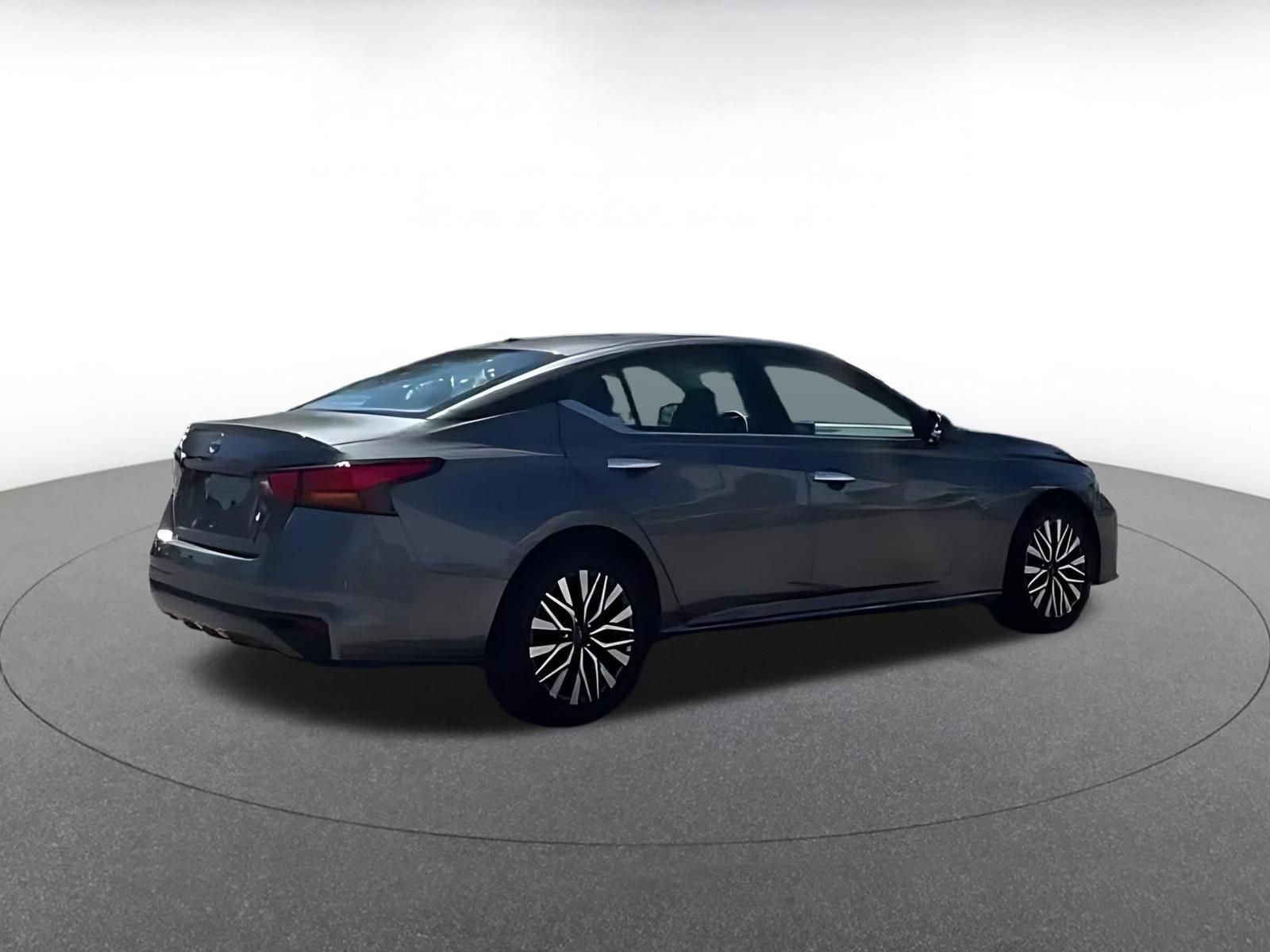 Used 2025 Nissan Altima 2.5 SV FWD image 4