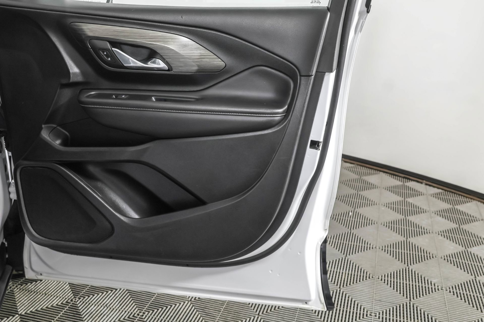 Used 2023 GMC Terrain SLT image 47