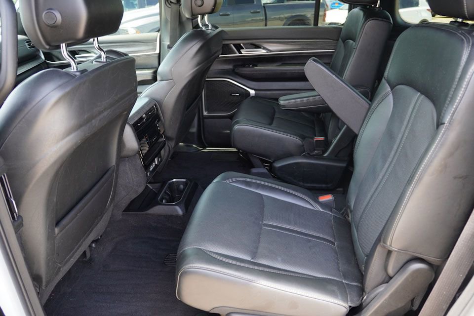 Used 2024 Jeep Wagoneer Series II w/ Flexible Seating Group image 18