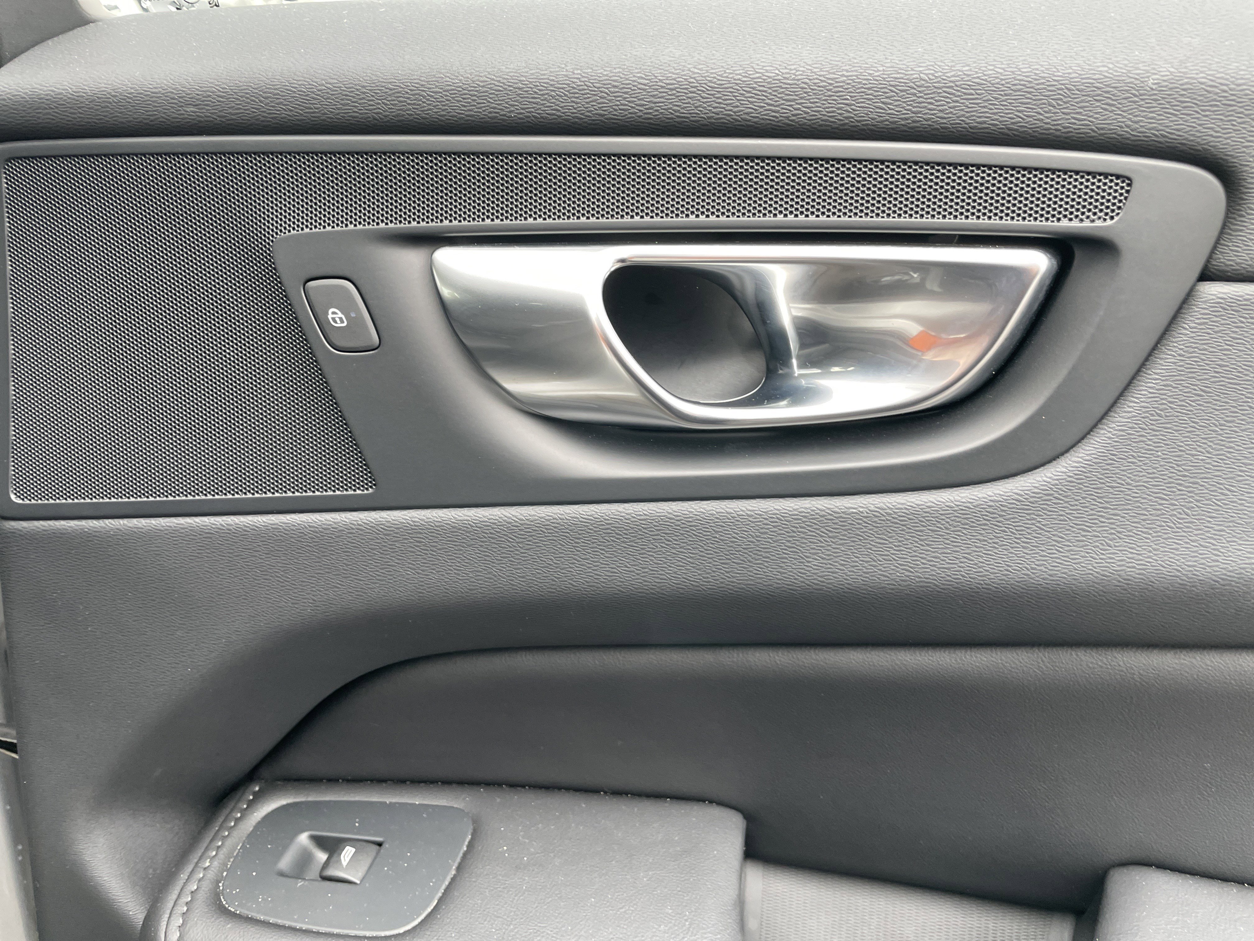 Used 2025 Volvo XC60 B5 Plus image 18