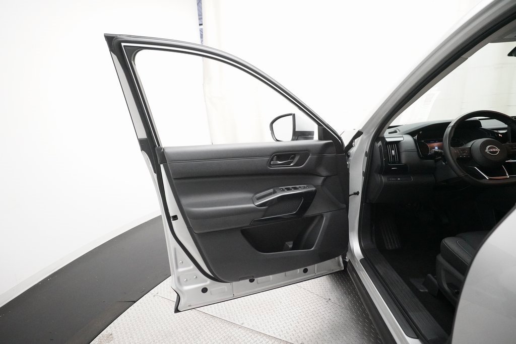 Certified 2024 Nissan Pathfinder SV image 27