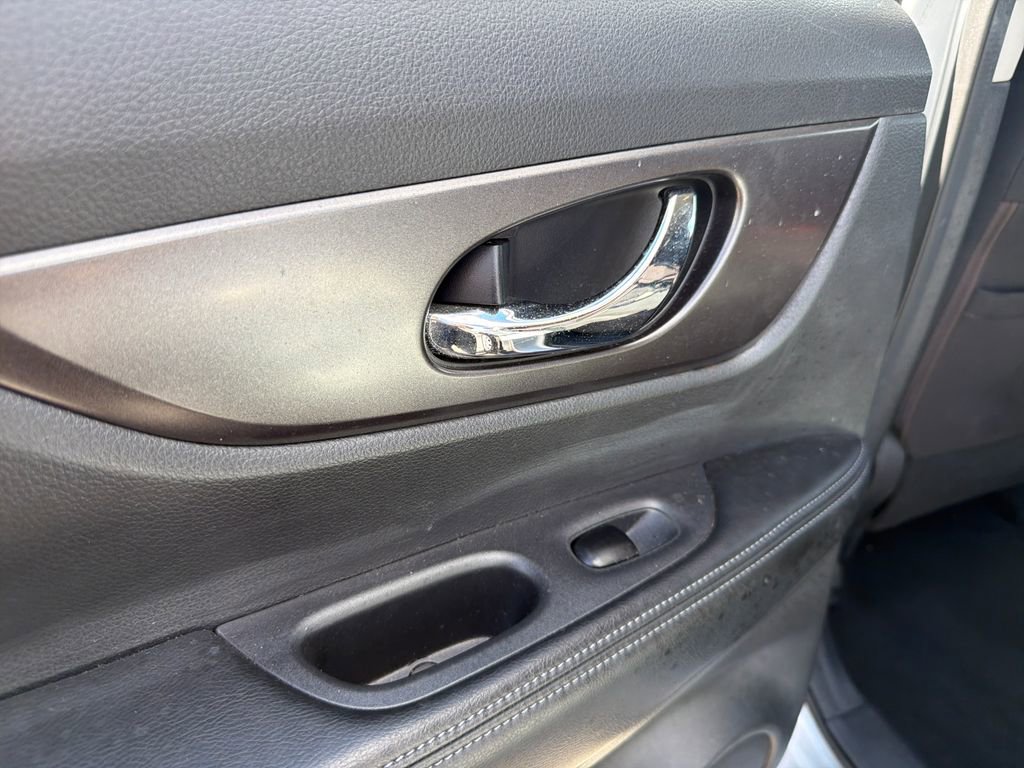 Used 2015 Nissan Rogue S image 19