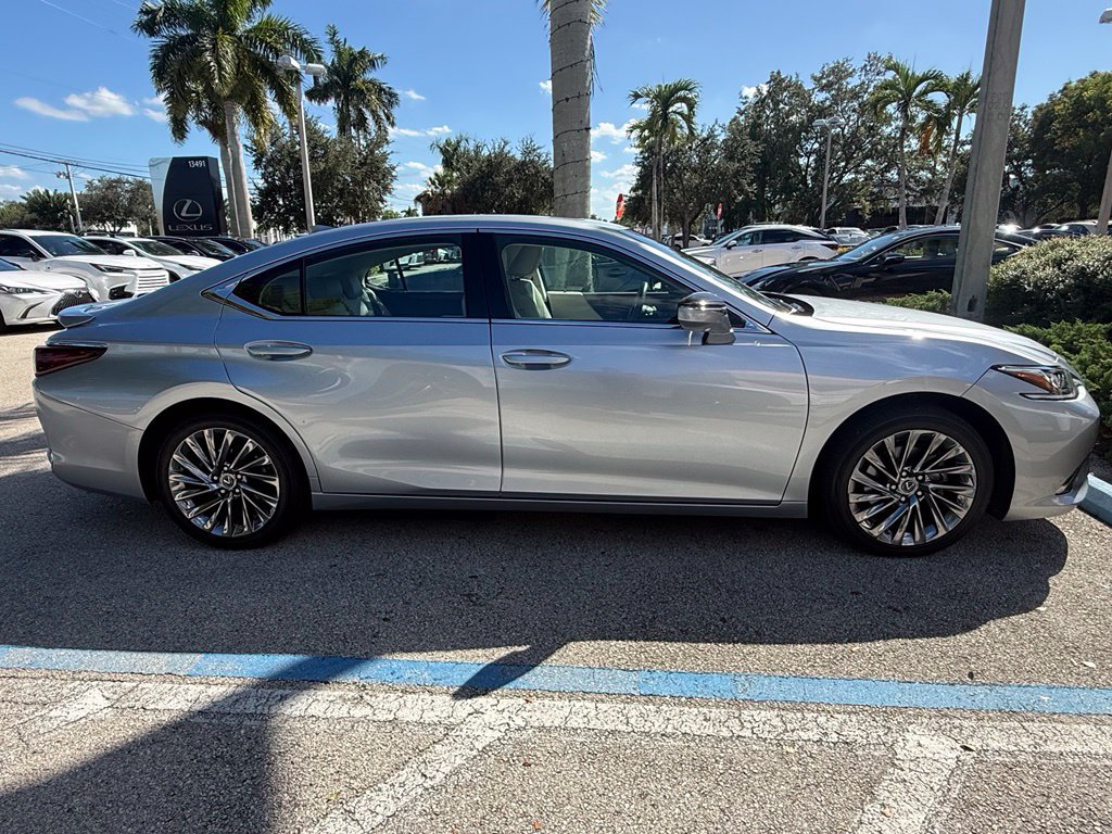 Used 2024 Lexus ES 300h w/ Technology Package FWD image 12