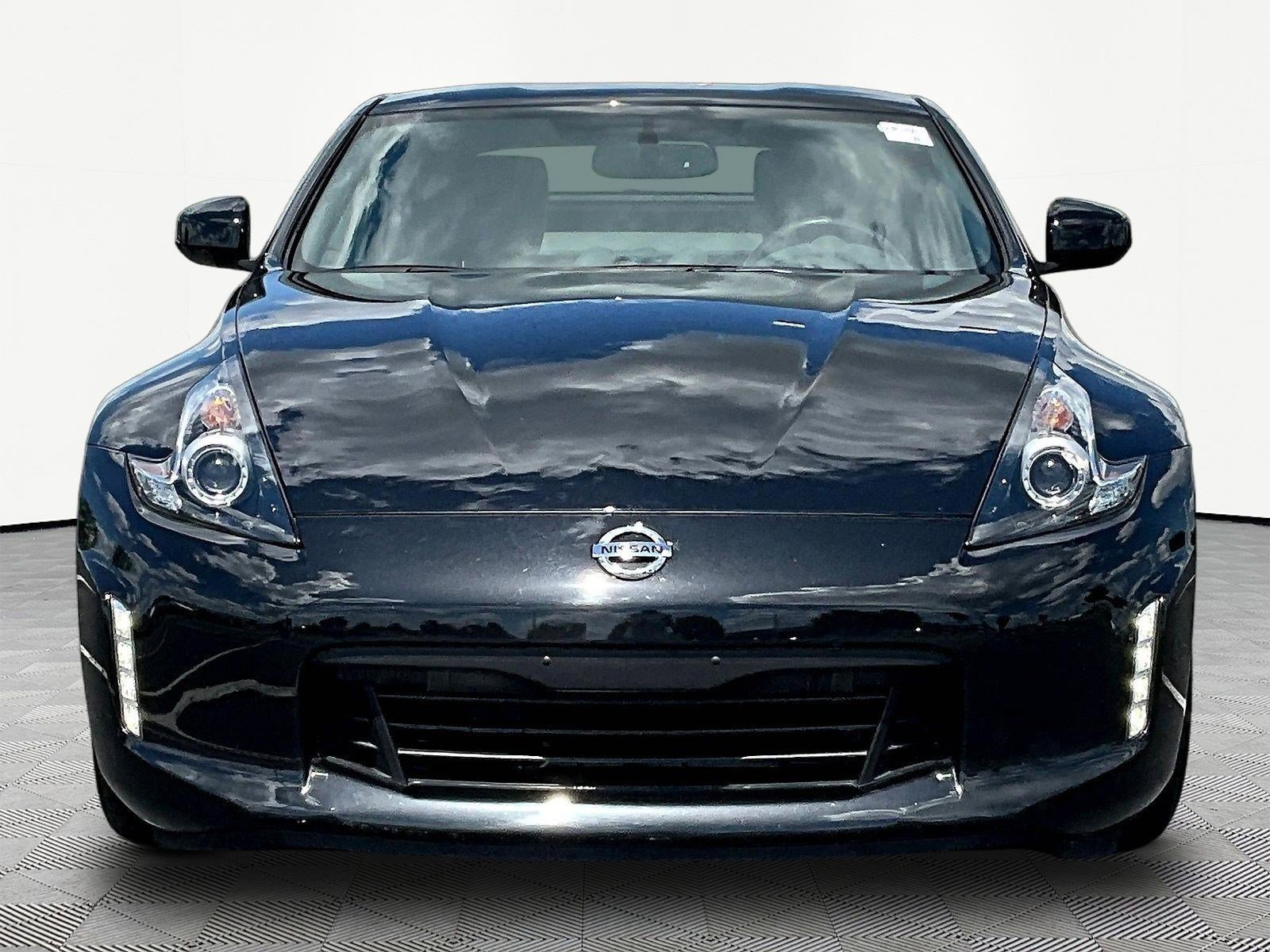Used 2018 Nissan 370Z Touring RWD image 2