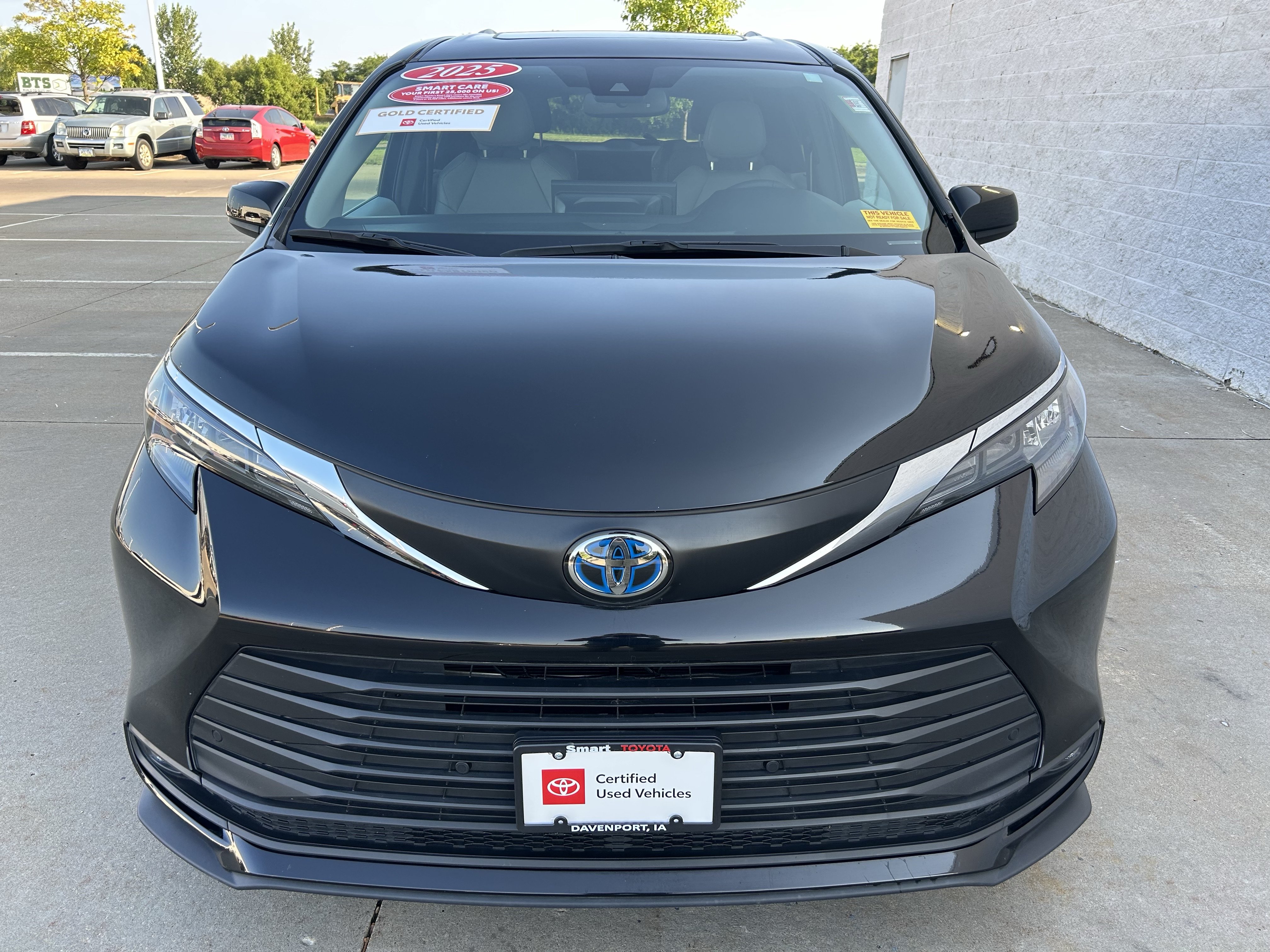 Certified 2025 Toyota Sienna XLE FWD image 2