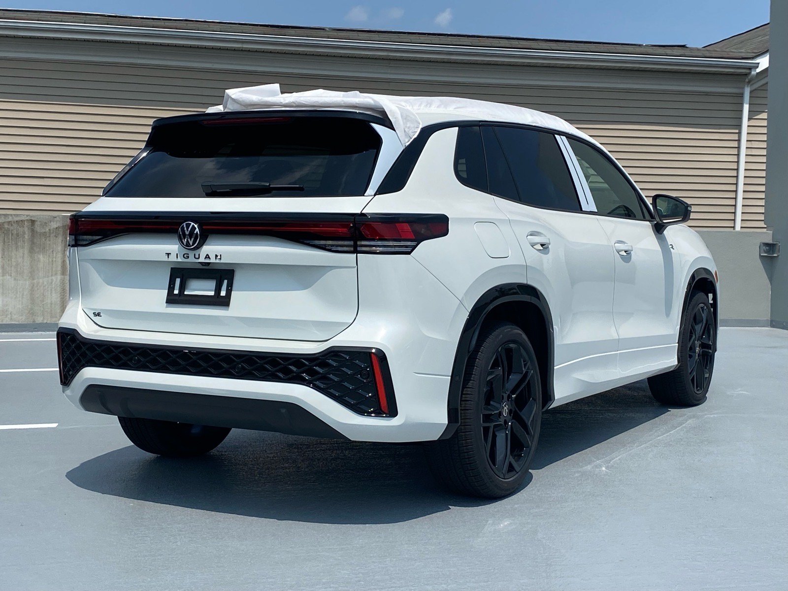 New 2026 Volkswagen Tiguan SE R-Line FWD image 3