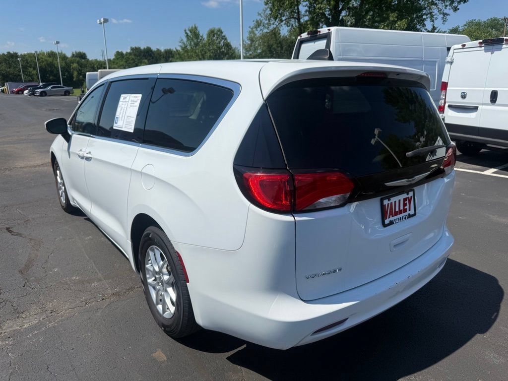 Used 2023 Chrysler Voyager LX FWD image 7