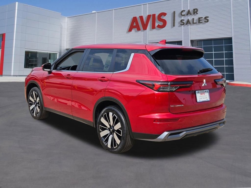 Used 2025 Mitsubishi Outlander SE FWD image 3