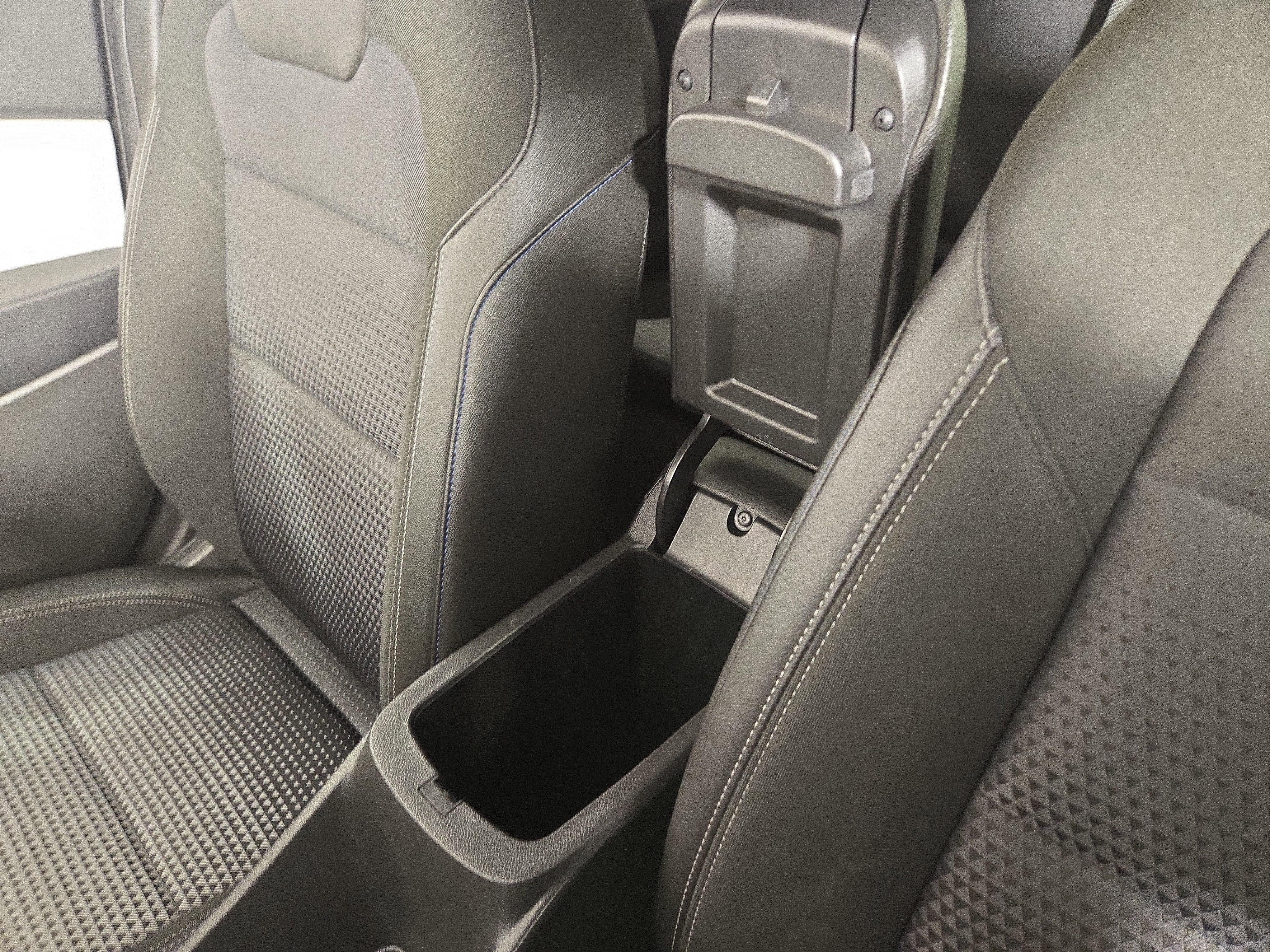 Used 2025 Chevrolet Trax LT w/ LT Convenience Package image 28