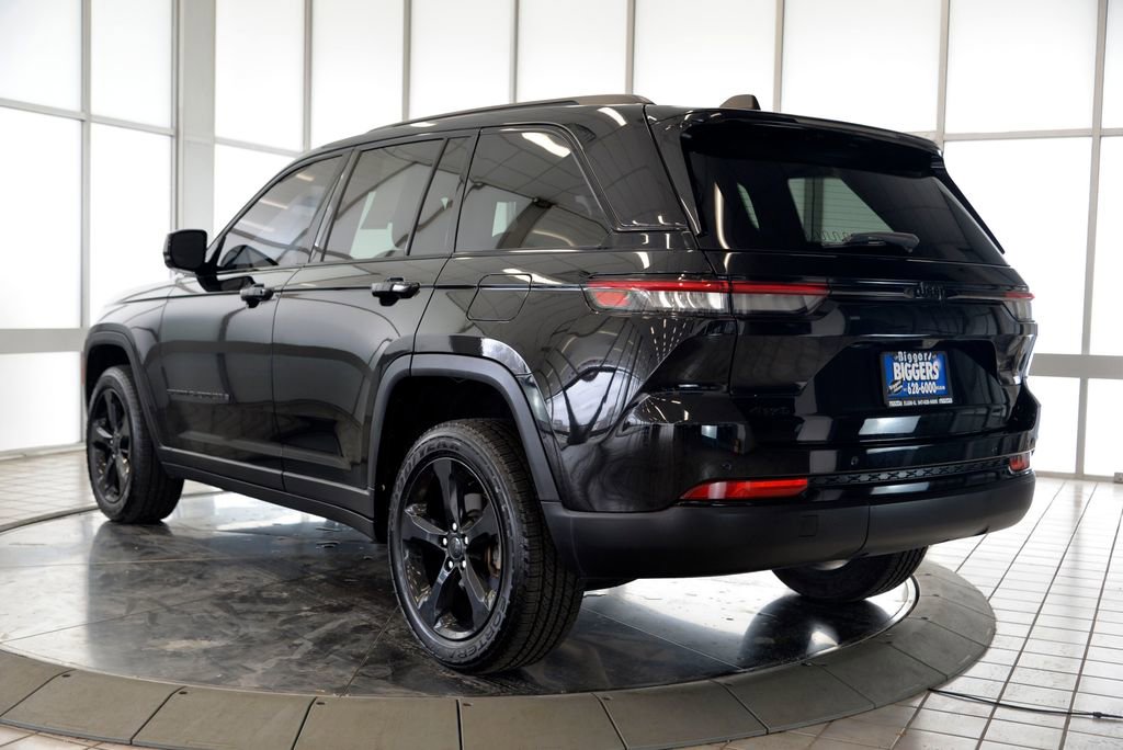 Used 2023 Jeep Grand Cherokee Altitude AWD/4WD image 6