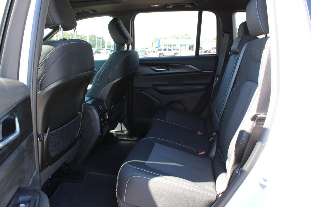Used 2025 Jeep Grand Cherokee Laredo X RWD image 10
