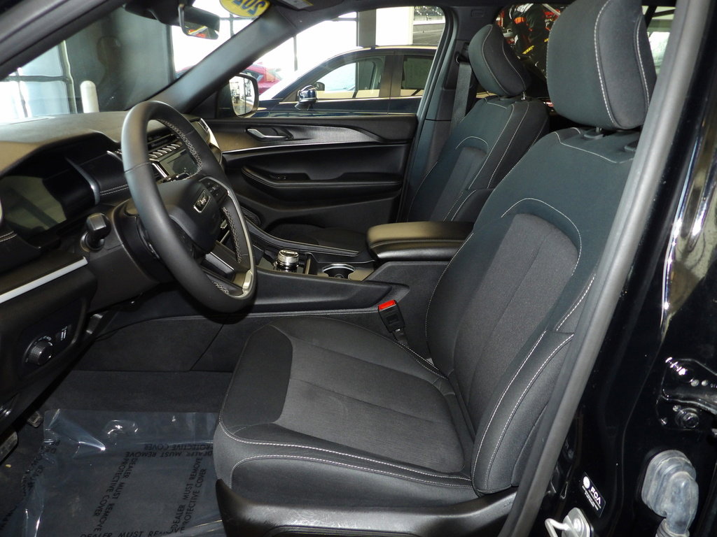 Used 2025 Jeep Grand Cherokee Laredo X w/ Luxury Tech Group I image 26