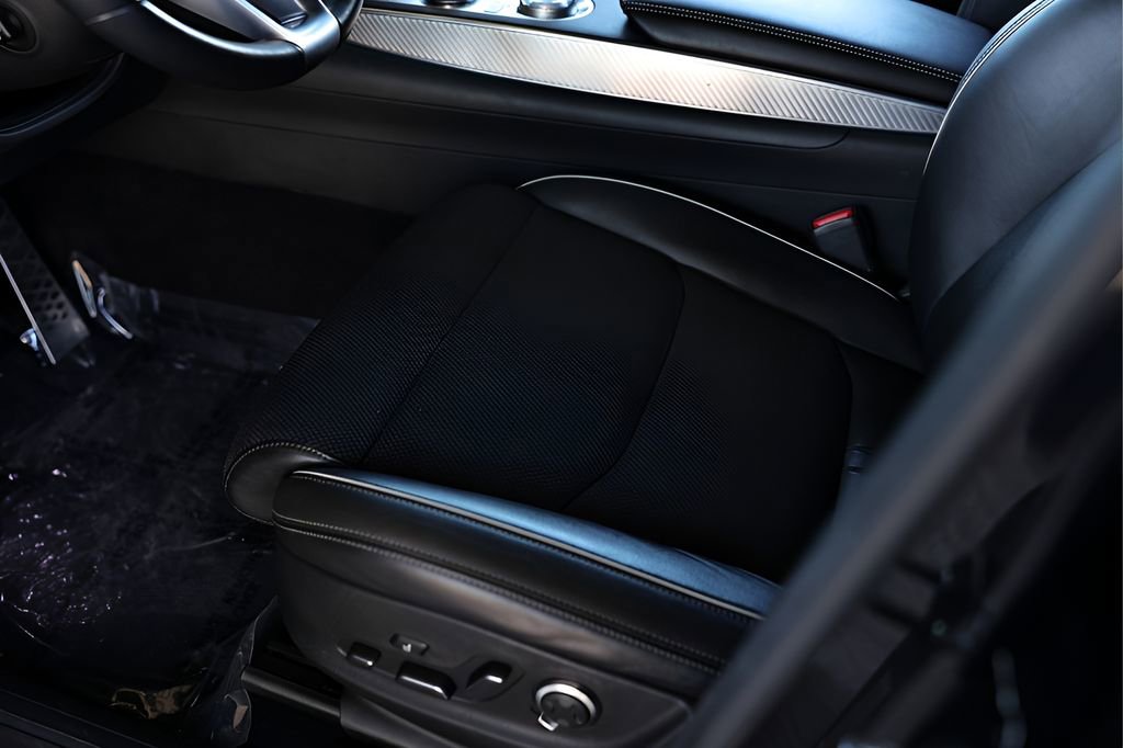 Used 2023 Genesis GV70 2.5T w/ Sport Prestige Package image 30