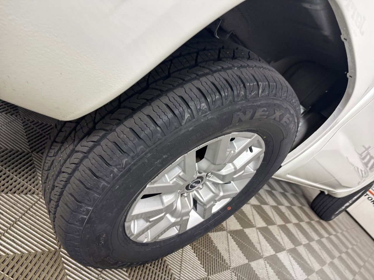 Used 2024 Nissan Frontier SV w/ SV Convenience Package image 32