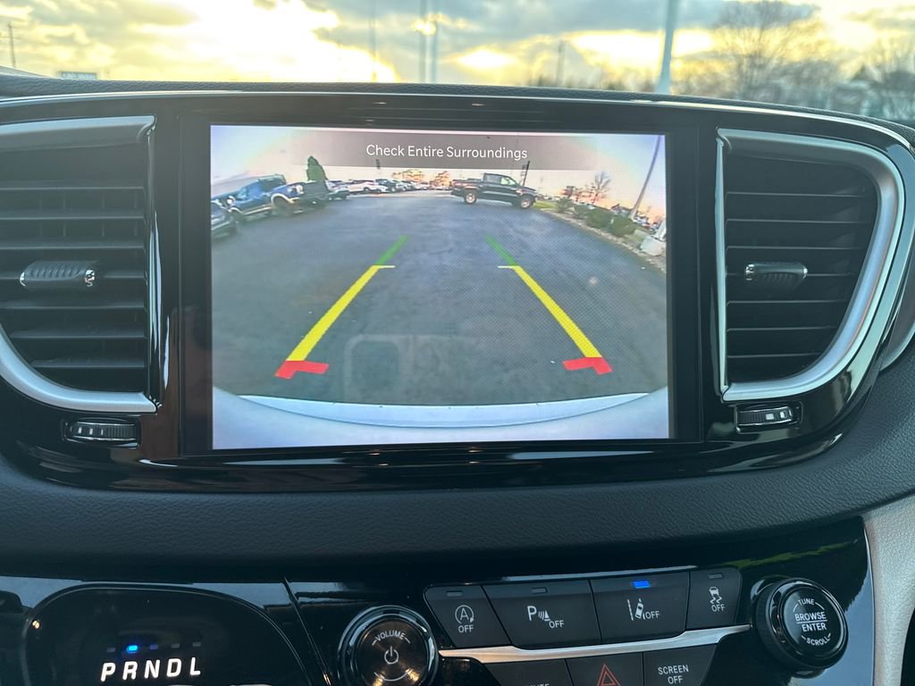 Used 2024 Chrysler Pacifica Touring-L FWD image 22