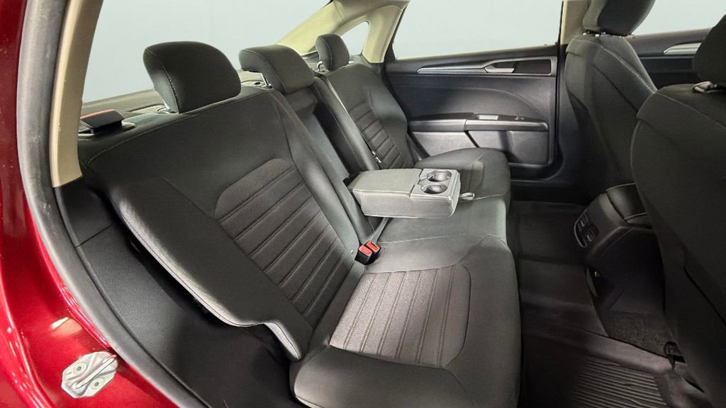 Used 2020 Ford Fusion SE FWD image 30
