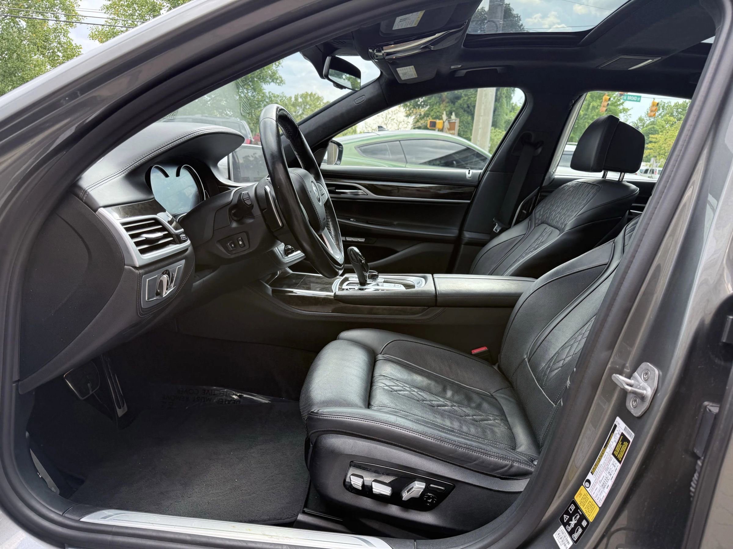 Used 2018 BMW 750i xDrive image 35