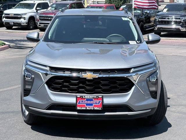 Used 2025 Chevrolet Trax LT FWD image 3