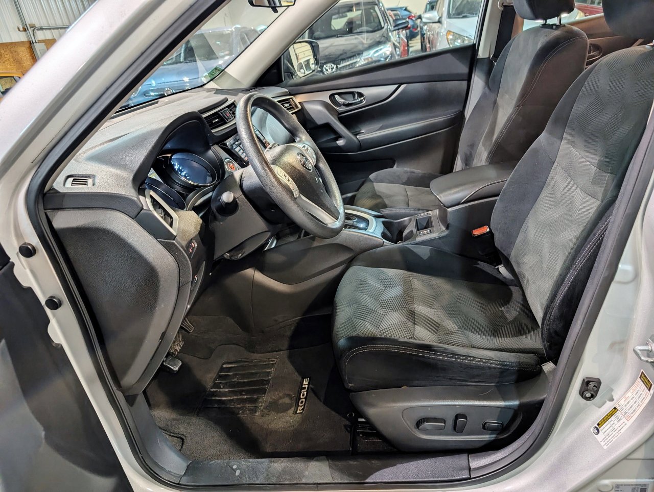 Used 2015 Nissan Rogue SV w/ SV Premium Package image 18