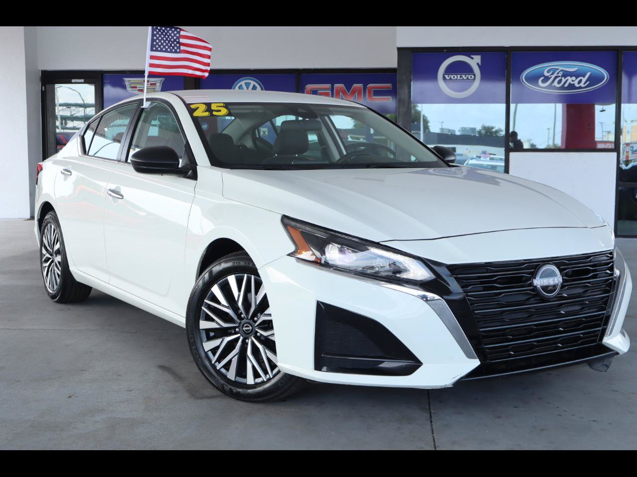 Used 2025 Nissan Altima 2.5 SV FWD image 1