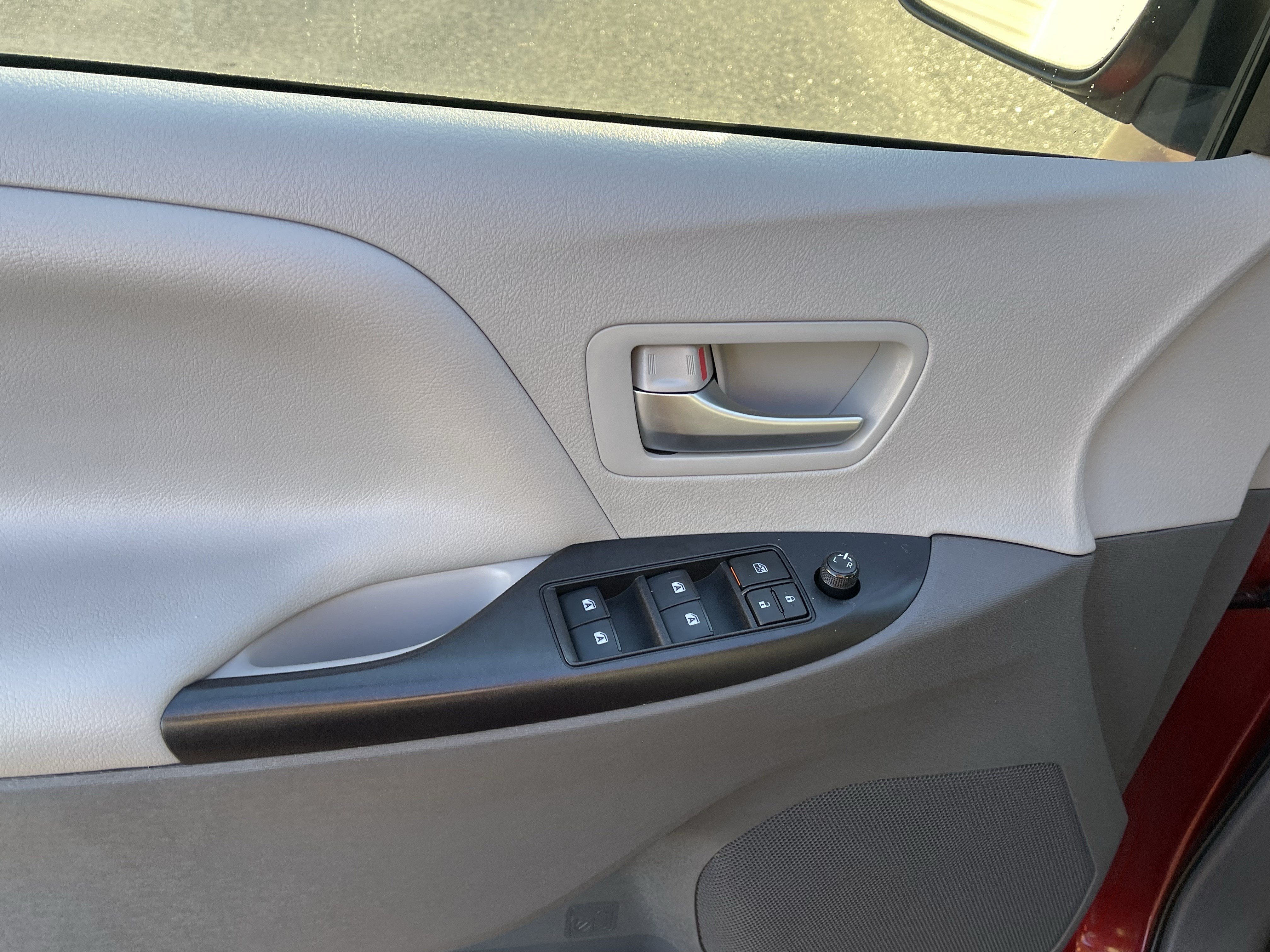Used 2020 Toyota Sienna LE w/ LE Preferred Package FWD image 16