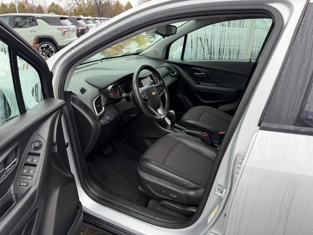 Used 2022 Chevrolet Trax LT w/ LT Convenience Package image 11